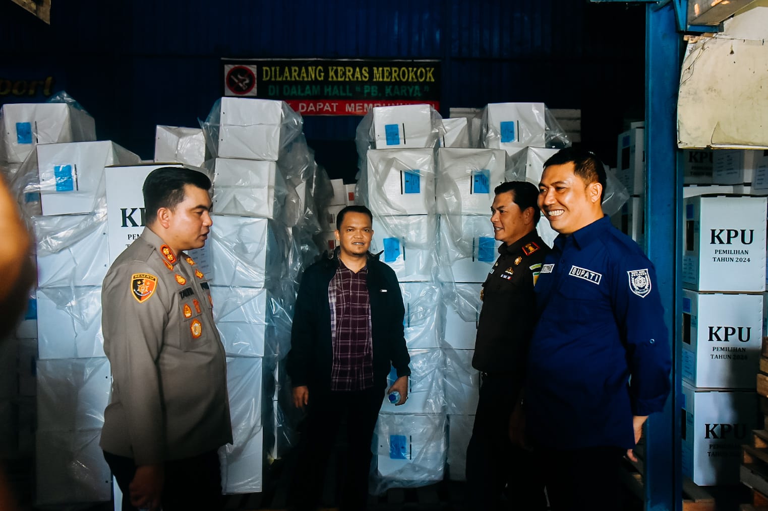 Pj. Bupati Heri Kunjungi Langsung Gudang Logistik KPU Guna Memastikan Persiapan Pilkada Berjalan Lancar.