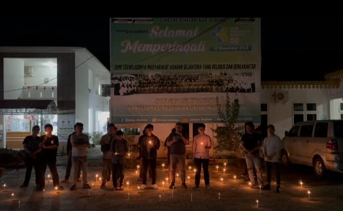 Taburi 1000 Lilin di Halaman Kantor Dinkes Ashaan, Sejumlah Mahasiswa Tuntut Hari Sapna Segera Dicopot