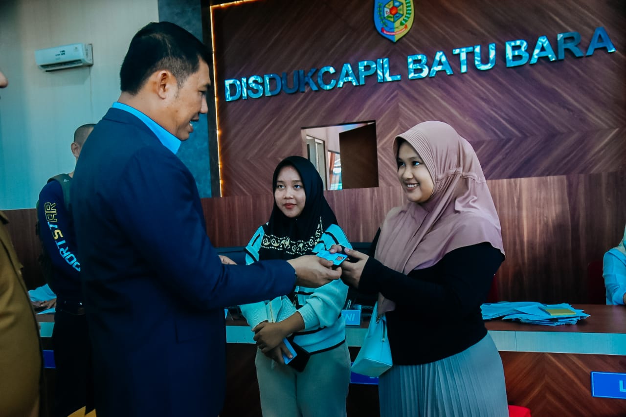Pj. Bupati Heri Serahkan 1500 KTP Elektronik.