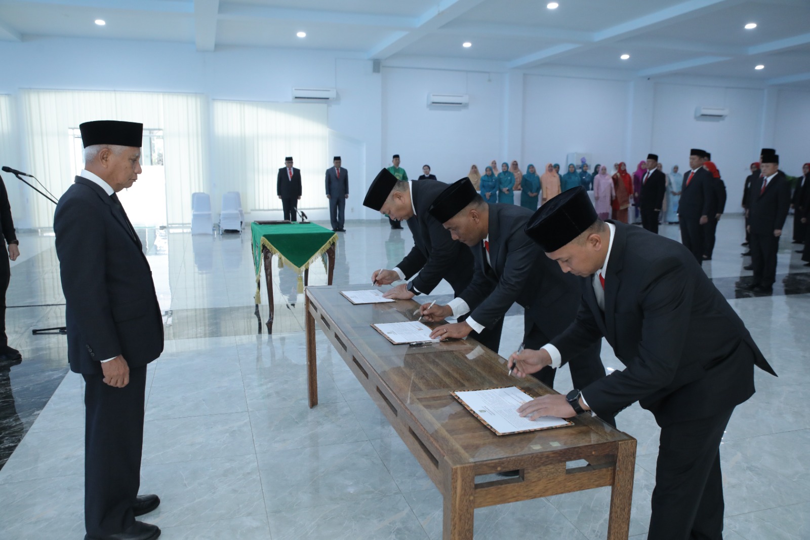 Bupati Lantik Sekda Zainal Arifin Sinaga, Kadis Pendidikan Ady Putra Parlaungan, Kadis Kominfo Jutawan Sinaga dan Kadis Perhubungan Alber Butar-Butar