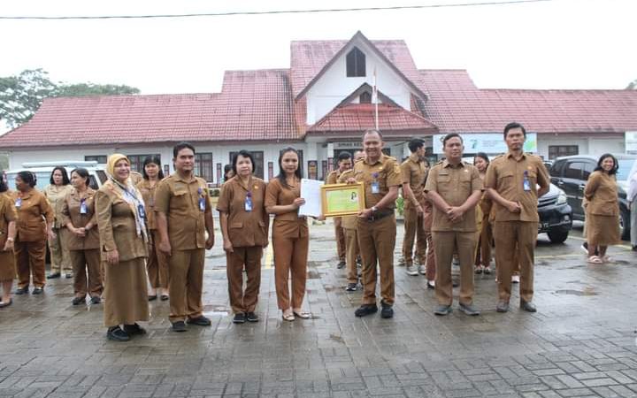 Kadis Dukcapil Dairi Pimpin Apel dan Beri Apresiasi kepada Pegawai Terbaik