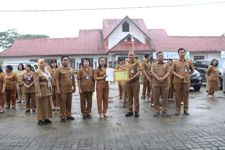 Kadis Dukcapil Dairi Pimpin Apel dan Beri Apresiasi kepada Pegawai Terbaik