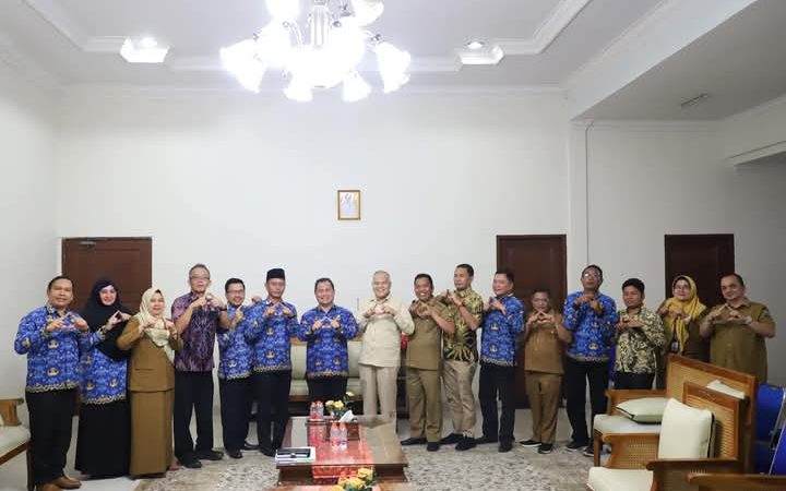 (Pj) Surung Charles Bantjin, menerima kehadiran Kepala Dinas Sosial Prop Sumut