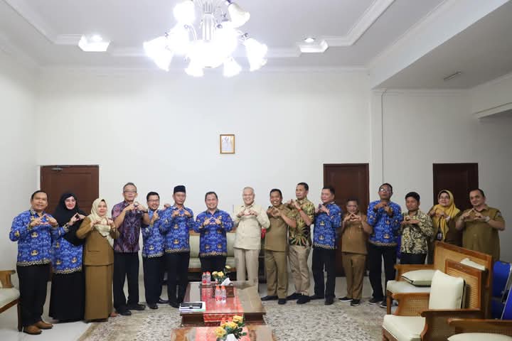 (Pj) Surung Charles Bantjin, menerima kehadiran Kepala Dinas Sosial Prop Sumut