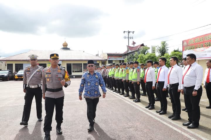Pj Bupati Dairi Surung Charles Bantjin yang diwakili oleh Pj Sekretaris Daerah Jonny Hutasoit mengikuti Apel Gelar Pasukan