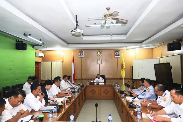 (Pj) Bupati Dairi Surung Charles Bantjin Pimpin Rapat  Pengalokasian Lahan  Unit Pelaksana Penimbangan Kendaraan Bermotor (UPPKB) 