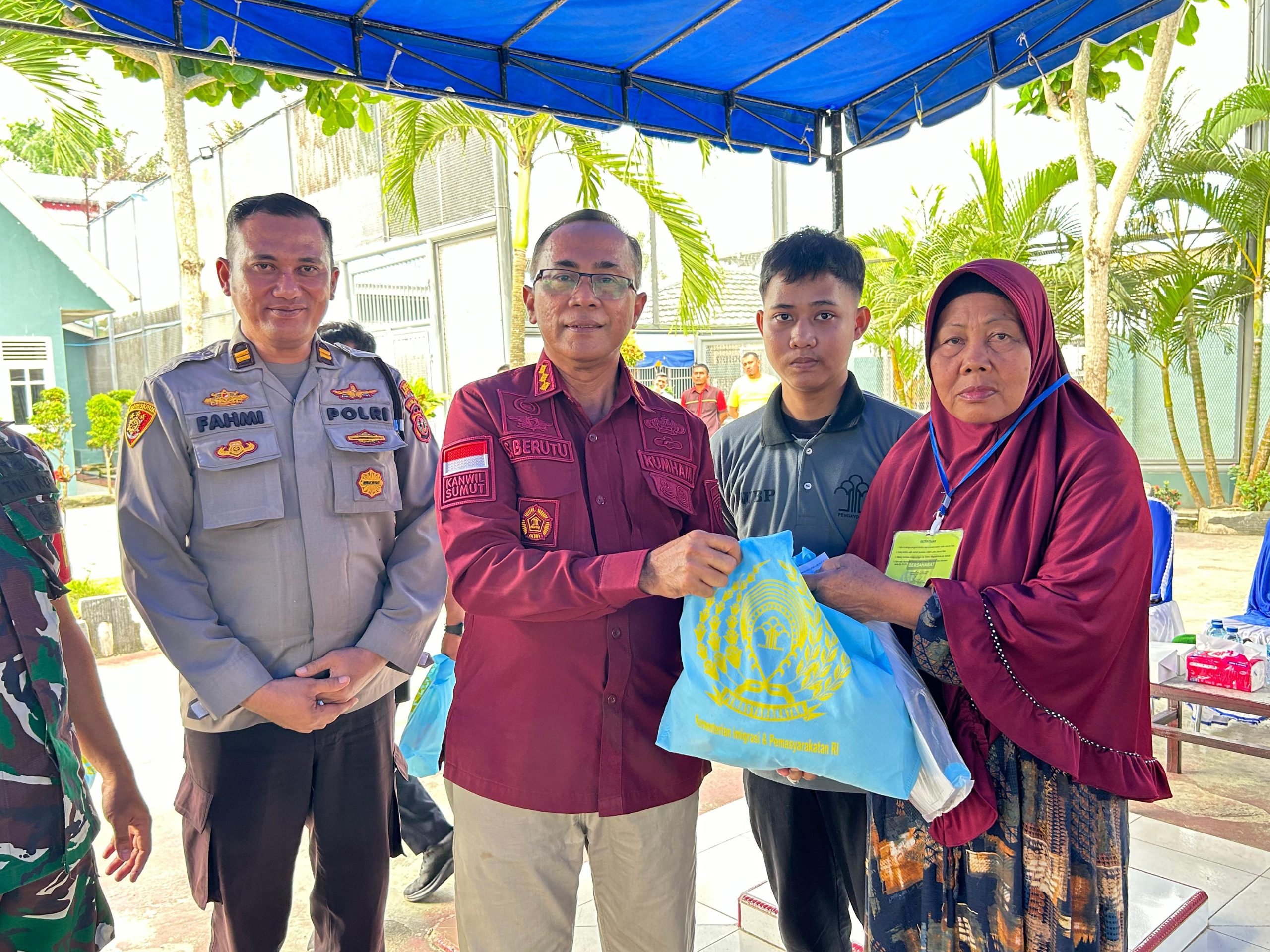 Lapas Labuhan Ruku Bagikan 76 Paket Sembako Kepada Keluarga Warga Binaan Yang Kurang Mampu