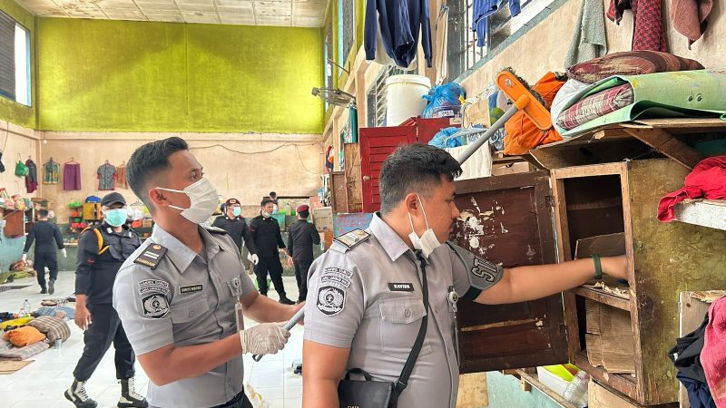 Tingkatkan keamanan dan ketertiban di Lapas Labuhan Ruku, Jajaran KPLP beserta Kamtib Bersama-sama lakukan Razia di blok hunian.
