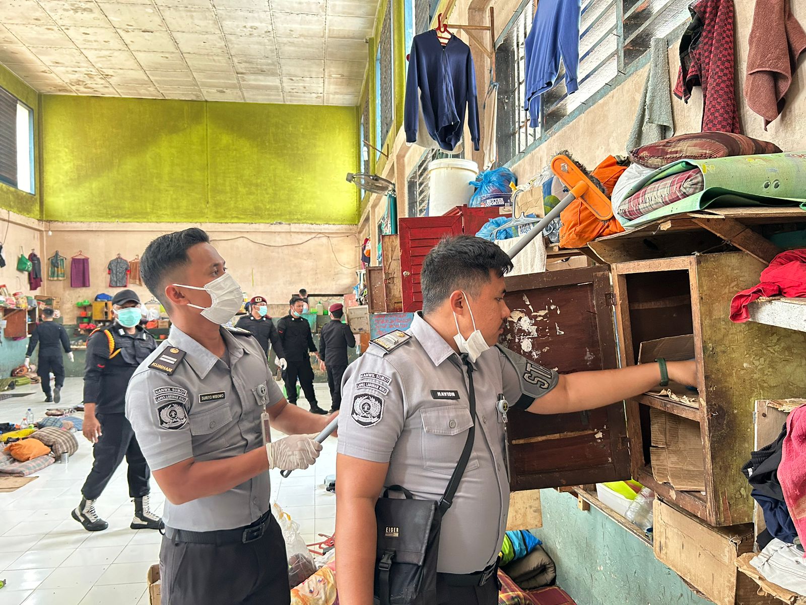 Tingkatkan keamanan dan ketertiban di Lapas Labuhan Ruku, Jajaran KPLP beserta Kamtib Bersama-sama lakukan Razia di blok hunian.