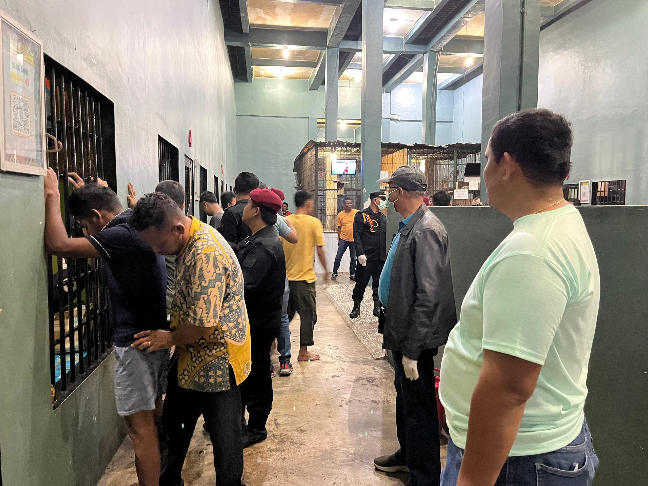 Pastikan Zero Halinar, Kalapas Lapas Labuhan Ruku Pimpin Razia Kamar Hunian Warga Binaan