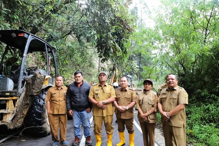 Wakil Bupati Kabupaten Dairi Tinjau Longsor di Kecamatan Silahisabungan