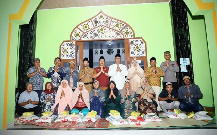 Wakil Bupati Dairi Wahyu  Sagala  Safari Ramadhan dan buka puasa bersama di Masjid Baiturrahman