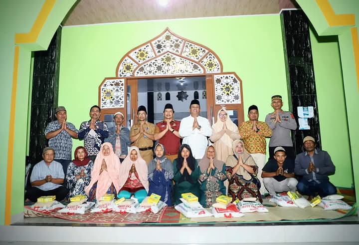 Wakil Bupati Dairi Wahyu  Sagala  Safari Ramadhan dan buka puasa bersama di Masjid Baiturrahman