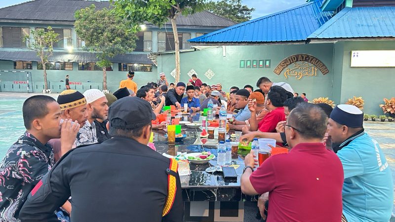 Penuh Kebersamaan, Kalapas Labuhan Ruku Berbuka Puasa Bersama dengan Warga Binaan. 