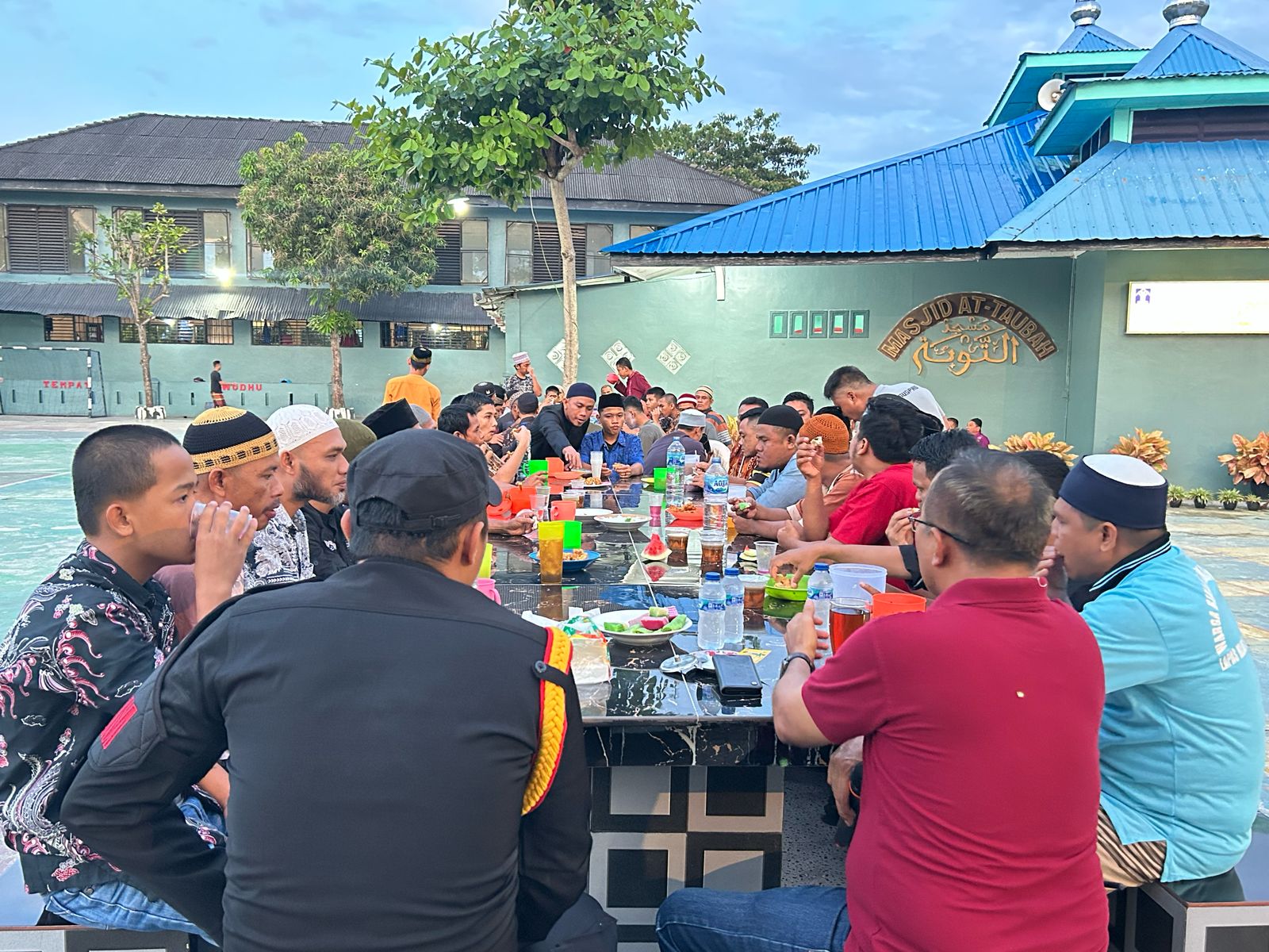 Penuh Kebersamaan, Kalapas Labuhan Ruku Berbuka Puasa Bersama dengan Warga Binaan. 