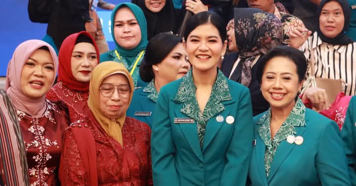 Kahiyang Ayu Lantik Ny Rita Puspita Vickner Sinaga Sebagai Ketua TP PKK Kabupaten Dairi