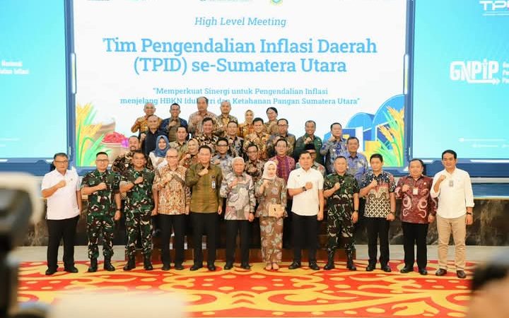 Bupati Dairi Hadiri Rapat Koordinasi TPID Dalam Rangka Memperkuat Sinergi Untuk Pengendalian Inflasi menjelang HBKN  DAIRI//Metropos24.id – Bupati Dairi Ir.Vickner Sinaga menghadiri Rapat Koordinasi High Level Meeting Tim Pengendalian Inflasi Daerah (TPID) se- Sumatera Utara dalam rangka Memperkuat Sinergi untuk Pengendalian Inflasi menjelang Hari Besar Keagamaan Nasional (HBKN) Idul Fitri dan Ketahanan Pangan Sumatera Utara   Turut mendampingi Bupati Dairi Inspektur Kabupaten Dairi Edi Banurea, Kepala Dinas Perindagkop Iwan Taruna Berutu,Kepala Bagian Perekonomian Lipinus Sembiring.   Gubernur Sumatera Utara Muhammad Bobby Afif Nasution yang diwakili Wakil Gubernur (Wagub) Sumatera Utara, Surya secara langsung memimpin Rapat High Level Meeting (HLM) Tim Pengendalian Inflasi Daerah (TPID) se-Sumut, Yang dilaksanakan di Aula Raja Inal Siregar, Jumat (14/03/2025)  Dalam sambutan Wakil Gubernur Sumatera Utara  Surya menyampaikan kepada setiap daerah untuk mengoptimalkan Program Kerja Sama Antar-Daerah (KAD) dalam upaya mengendalikan inflasi. Setiap daerah yang mempunyai produksi pertanian surplus, bisa menyuplai daerah-daerah yang defisit.  “Pengendalian inflasi dalam jangka pendek yang harus dilakukan ke depannya dengan melakukan gerakan penurunan inflasi serentak, gerakan pasar murah serentak, gerakan menanam serentak, dan gerakan pangan murah serentak,” ucapnya  Sementara itu, Kepala Perwakilan Bank Indonesia (BI) Rudy Brando Hutabarat mengatakan, strategi pengendalian inflasi yang tepat dapat melindungi masyarakat kecil, mengurangi kesenjangan sosial dan ekonomi, serta pada akhirnya dapat memberikan manfaat pada kesejahteraan masyarakat.  Program selanjutnya adalah kelancaran distribusi, yakni dengan melakukan sidak pasar dan distributor sebanyak 73 kali. “Selanjutnya adalah komunikasi efektif. Komunikasi ini dilakukan berupa imbauan baik di media, iklan, video mengenai kecukupan pasokan tentunya,” ujarnya   Turut hadir pada acara tersebut Sekdaprov Sumut Muhammad Armand Effendy Pohan, Forkopimda Sumut, BPS Sumut, Bulog, seluruh kepala daerah dan perwakilan kepala daerah di Sumut.(Mp24 Np)