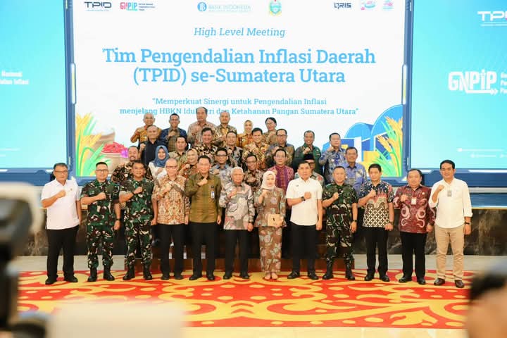Bupati Dairi Hadiri Rapat Koordinasi TPID Dalam Rangka Memperkuat Sinergi Untuk Pengendalian Inflasi menjelang HBKN  DAIRI//Metropos24.id – Bupati Dairi Ir.Vickner Sinaga menghadiri Rapat Koordinasi High Level Meeting Tim Pengendalian Inflasi Daerah (TPID) se- Sumatera Utara dalam rangka Memperkuat Sinergi untuk Pengendalian Inflasi menjelang Hari Besar Keagamaan Nasional (HBKN) Idul Fitri dan Ketahanan Pangan Sumatera Utara   Turut mendampingi Bupati Dairi Inspektur Kabupaten Dairi Edi Banurea, Kepala Dinas Perindagkop Iwan Taruna Berutu,Kepala Bagian Perekonomian Lipinus Sembiring.   Gubernur Sumatera Utara Muhammad Bobby Afif Nasution yang diwakili Wakil Gubernur (Wagub) Sumatera Utara, Surya secara langsung memimpin Rapat High Level Meeting (HLM) Tim Pengendalian Inflasi Daerah (TPID) se-Sumut, Yang dilaksanakan di Aula Raja Inal Siregar, Jumat (14/03/2025)  Dalam sambutan Wakil Gubernur Sumatera Utara  Surya menyampaikan kepada setiap daerah untuk mengoptimalkan Program Kerja Sama Antar-Daerah (KAD) dalam upaya mengendalikan inflasi. Setiap daerah yang mempunyai produksi pertanian surplus, bisa menyuplai daerah-daerah yang defisit.  “Pengendalian inflasi dalam jangka pendek yang harus dilakukan ke depannya dengan melakukan gerakan penurunan inflasi serentak, gerakan pasar murah serentak, gerakan menanam serentak, dan gerakan pangan murah serentak,” ucapnya  Sementara itu, Kepala Perwakilan Bank Indonesia (BI) Rudy Brando Hutabarat mengatakan, strategi pengendalian inflasi yang tepat dapat melindungi masyarakat kecil, mengurangi kesenjangan sosial dan ekonomi, serta pada akhirnya dapat memberikan manfaat pada kesejahteraan masyarakat.  Program selanjutnya adalah kelancaran distribusi, yakni dengan melakukan sidak pasar dan distributor sebanyak 73 kali. “Selanjutnya adalah komunikasi efektif. Komunikasi ini dilakukan berupa imbauan baik di media, iklan, video mengenai kecukupan pasokan tentunya,” ujarnya   Turut hadir pada acara tersebut Sekdaprov Sumut Muhammad Armand Effendy Pohan, Forkopimda Sumut, BPS Sumut, Bulog, seluruh kepala daerah dan perwakilan kepala daerah di Sumut.(Mp24 Np)