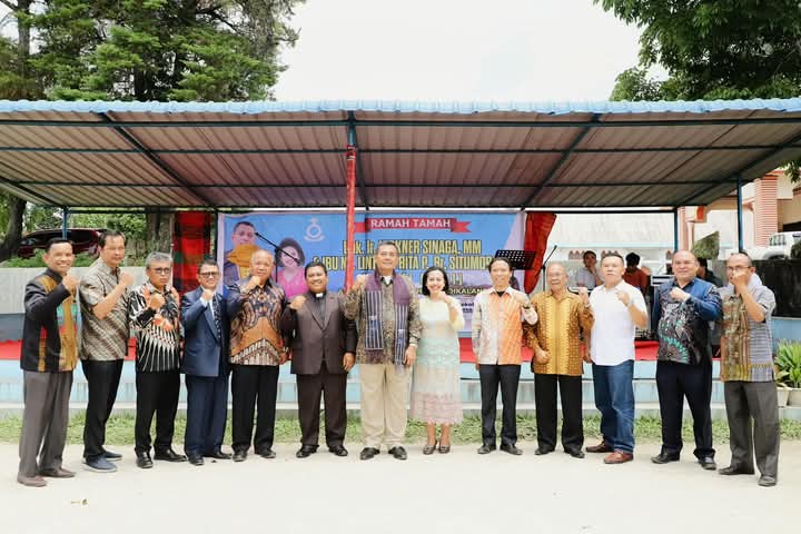 Bupati Dairi Kunjungi SD Swasta HKBP Sidikalang, Beri Motivasi Pentingnya Pendidikan