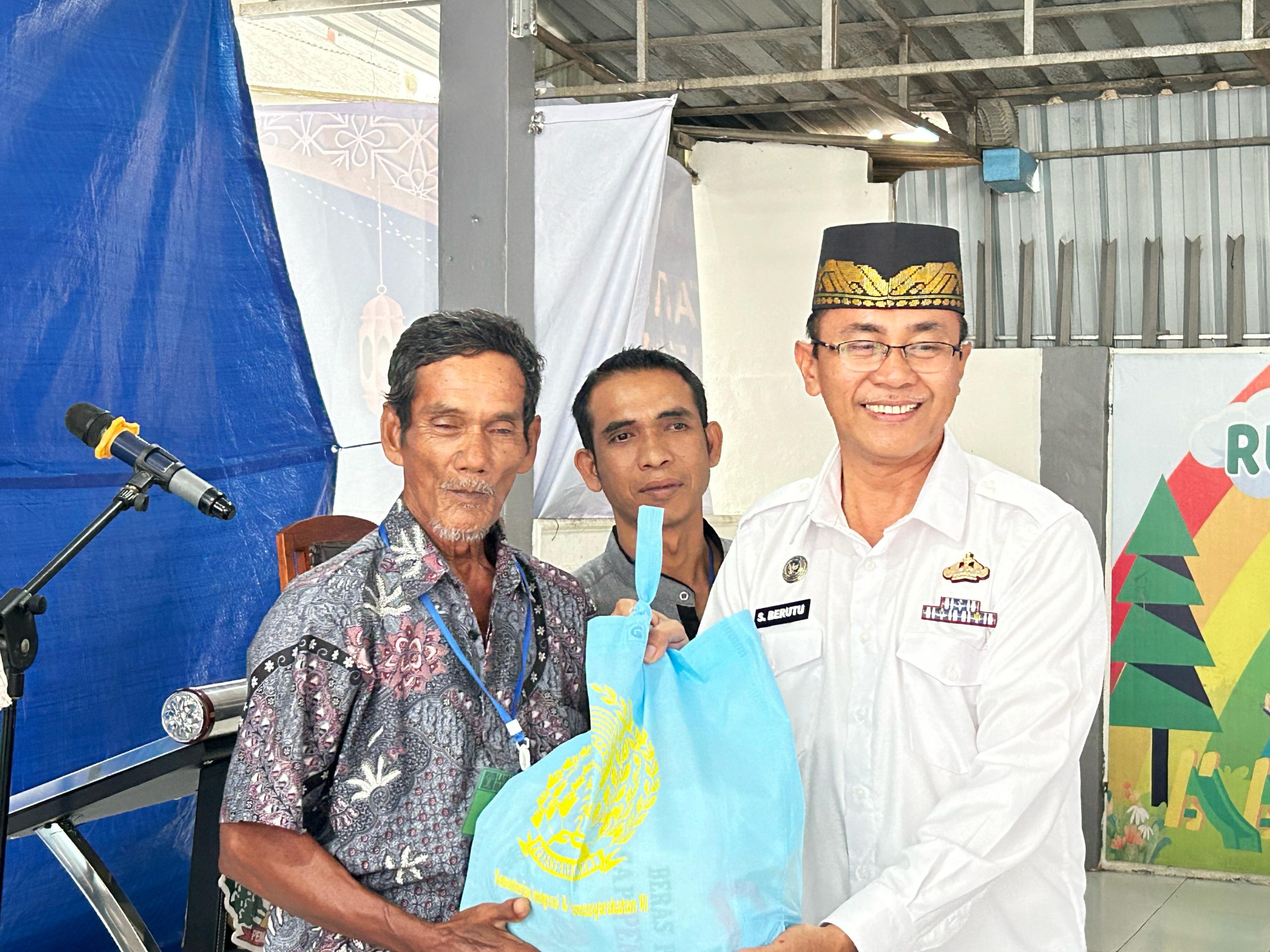 Kakanwil Ditjenpas Sumut dan LP Lab Ruku Buka Bersama Dan Bagikan Sembako kepada Keluarga Warga Binaan serta Masyarakat Sekitar