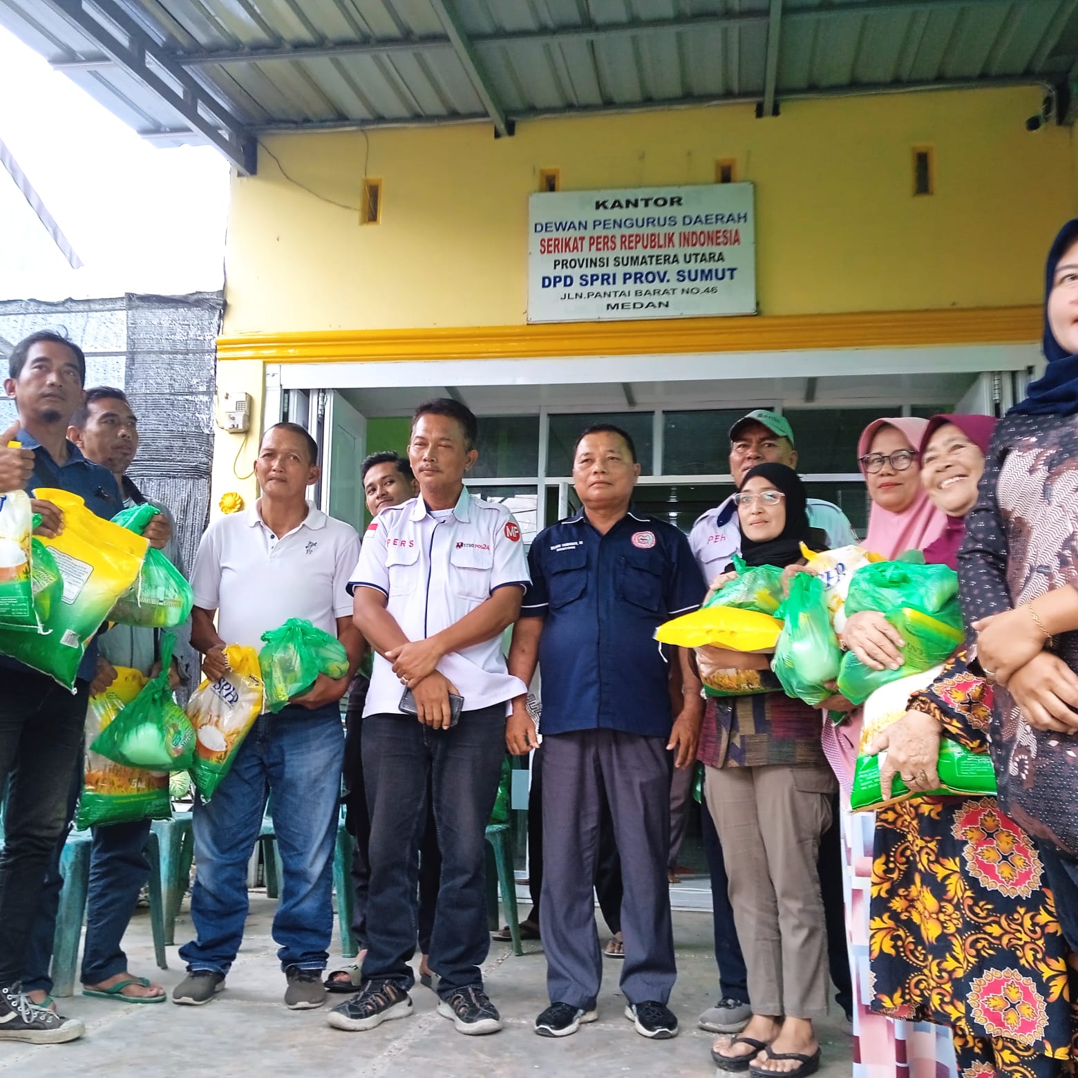 Ketua DPD SPRI SUMUT  Burju Simatupang ST.SH Bersama Media Pendamping News & Metropos 24 Bakti Sosial Menyambut Hari Raya Idul Fitri 1446 H