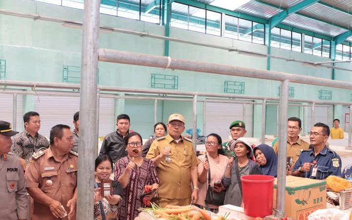 Bupati Dairi Ir. Vickner Sinaga menggelar inspeksi mendadak (sidak) di pasar tradisional Sumbul, 
