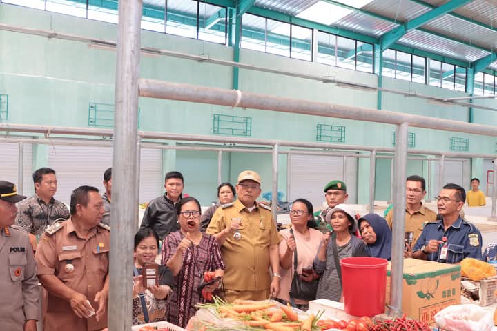 Bupati Dairi Ir. Vickner Sinaga menggelar inspeksi mendadak (sidak) di pasar tradisional Sumbul, 