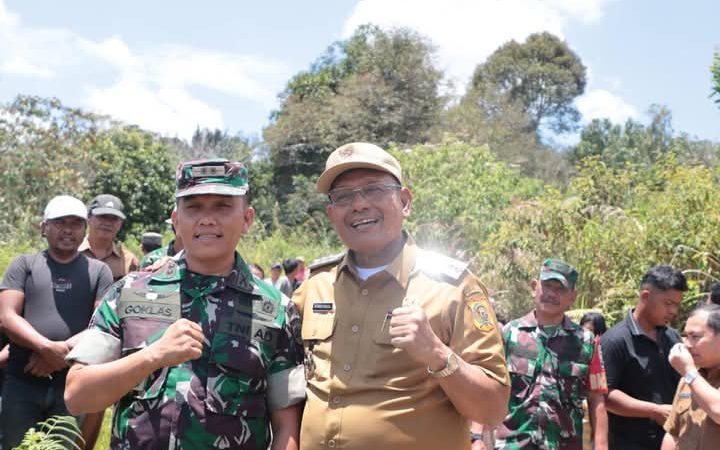 Bupati Dairi Ir. Vikcner Sinaga bersama Dandim 0206 Dairi Kol. Inf. Goklas Pirtahan Silaban melakukan Monitoring Lokasi TMMD 