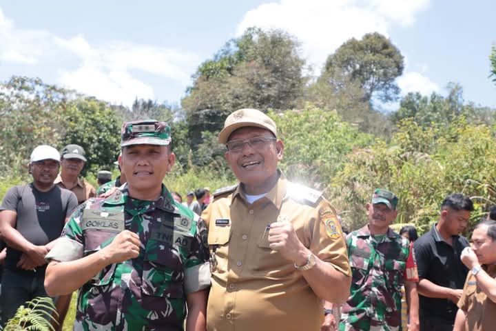 Bupati Dairi Ir. Vikcner Sinaga bersama Dandim 0206 Dairi Kol. Inf. Goklas Pirtahan Silaban melakukan Monitoring Lokasi TMMD 