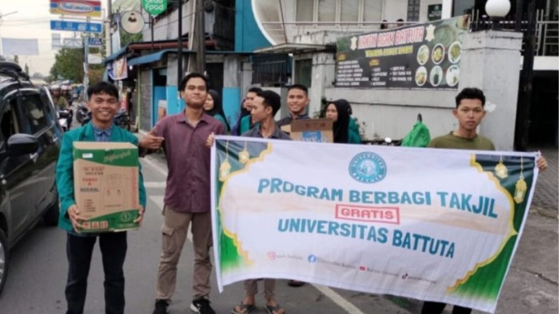 Ramadhan Penuh Berkah” Mahasiswa Battuta Berbagi Takjil Kepada Pengguna jalan Lintas Depan Universitas Battuta.