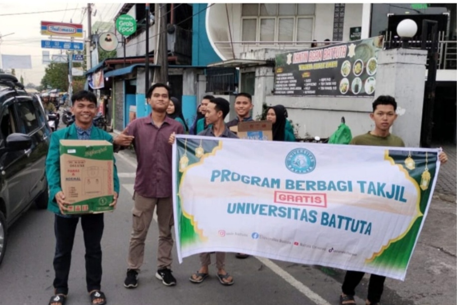 Ramadhan Penuh Berkah” Mahasiswa Battuta Berbagi Takjil Kepada Pengguna jalan Lintas Depan Universitas Battuta.
