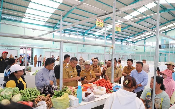Bupati Dairi Ir.Vickner Sinaga  kunjungan kerja ke pasar tradisional Kecamatan Sumbul 