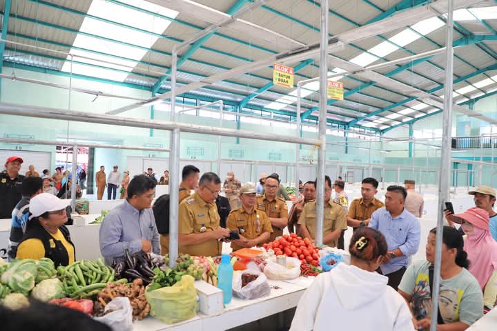 Bupati Dairi Ir.Vickner Sinaga  kunjungan kerja ke pasar tradisional Kecamatan Sumbul 