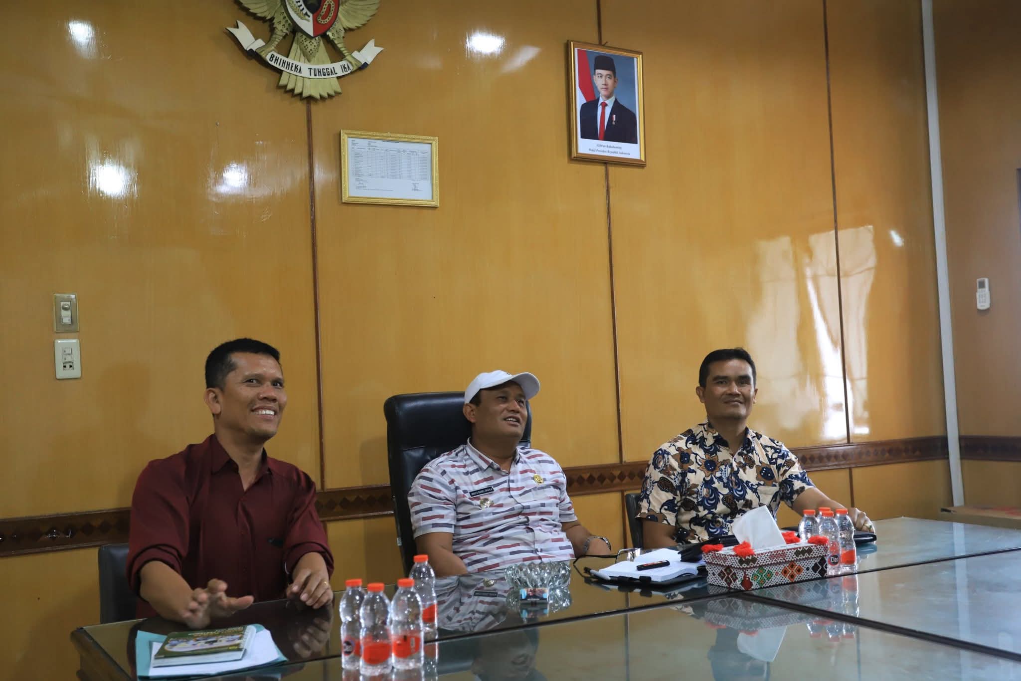 Wabup Dairi Hadiri Zoom Serah Terima Bantuan Kemasyarakatan Presiden Berupa Hewan Qurban dalam Rangka Hari Raya Idul Adha 1446 Hijriah 2025