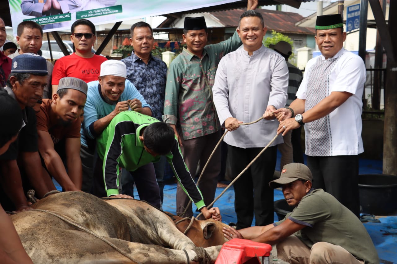 Polres Dairi Sembelih 5 Ekor Sapi Hewan Qurban dalam Rangka Idul Adha 1446 H