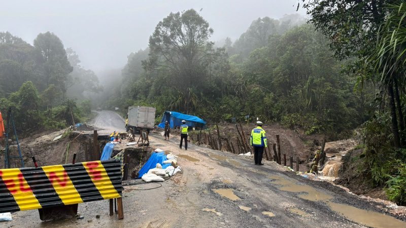 Sat Lantas Polres Dairi Lakukan Pengaturan Jalan yang Amblas di Lae Pondom, Himbau Masyarakat Tetap Berhati – Hati