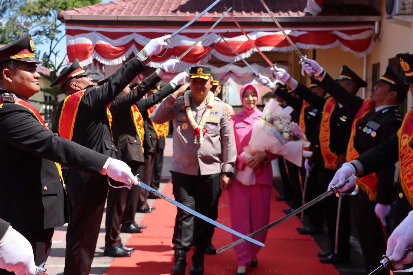 Tradisi Pedang Pora Warnai Penyambutan Kapolres Dairi yang Baru