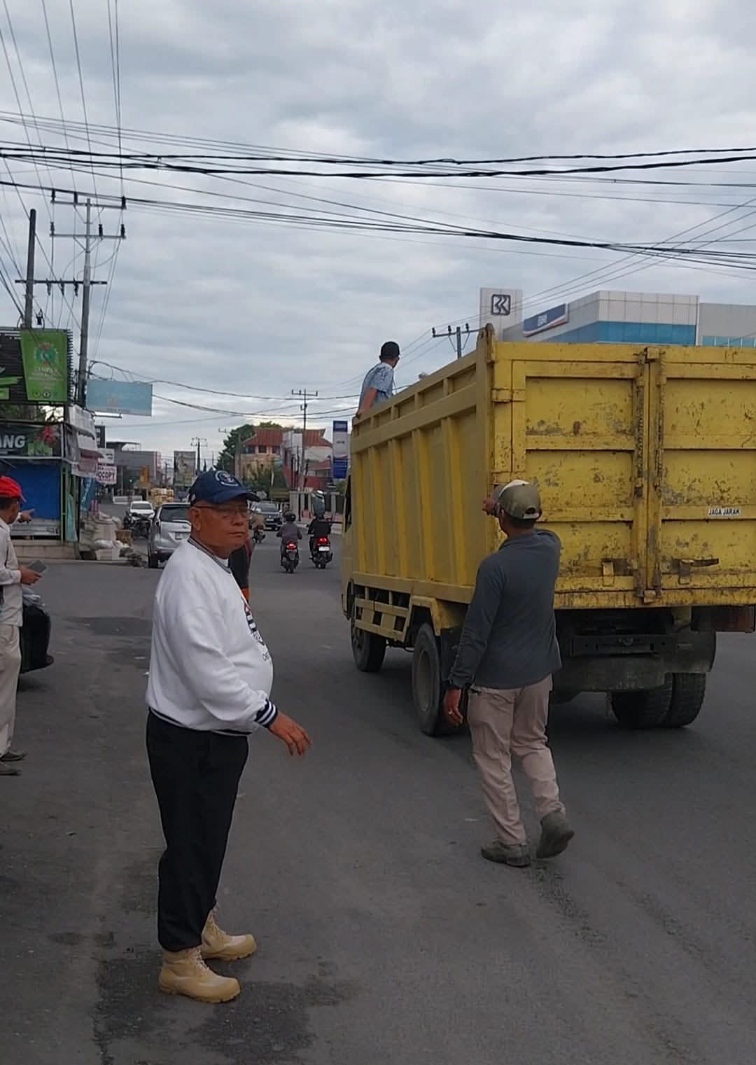 Bupati Dairi turun langsung ke lapangan Gerakan Pembersihan Sampah.
