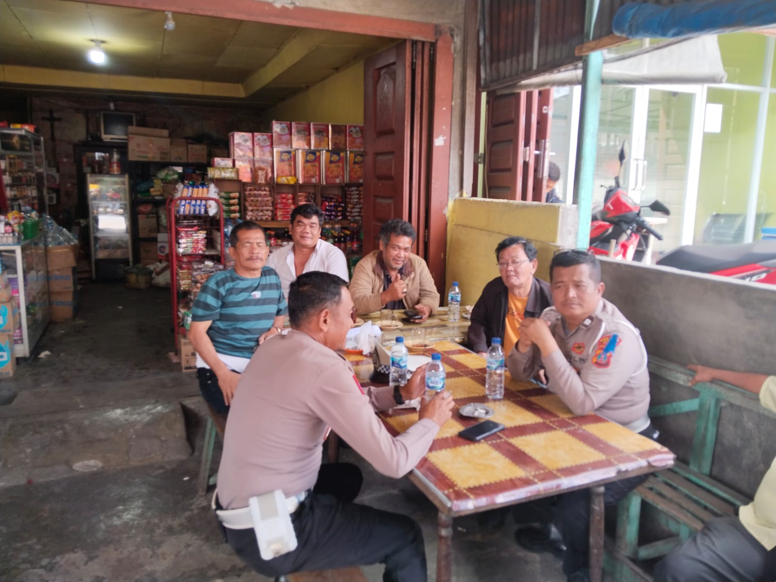 Ops Patuh Toba 2025, Sat Lantas Polres Dairi Gelar “Ngopi Bareng” Dan Binluh Bersama Pengemudi Angkutan Umum
