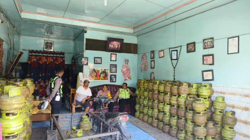 Sat Lantas Polres Dairi Gelar Sosialisasi Operasi Patuh Toba 2025 Kepada Pemilik Pangkalan Gas Dan Sopir Truk LPG