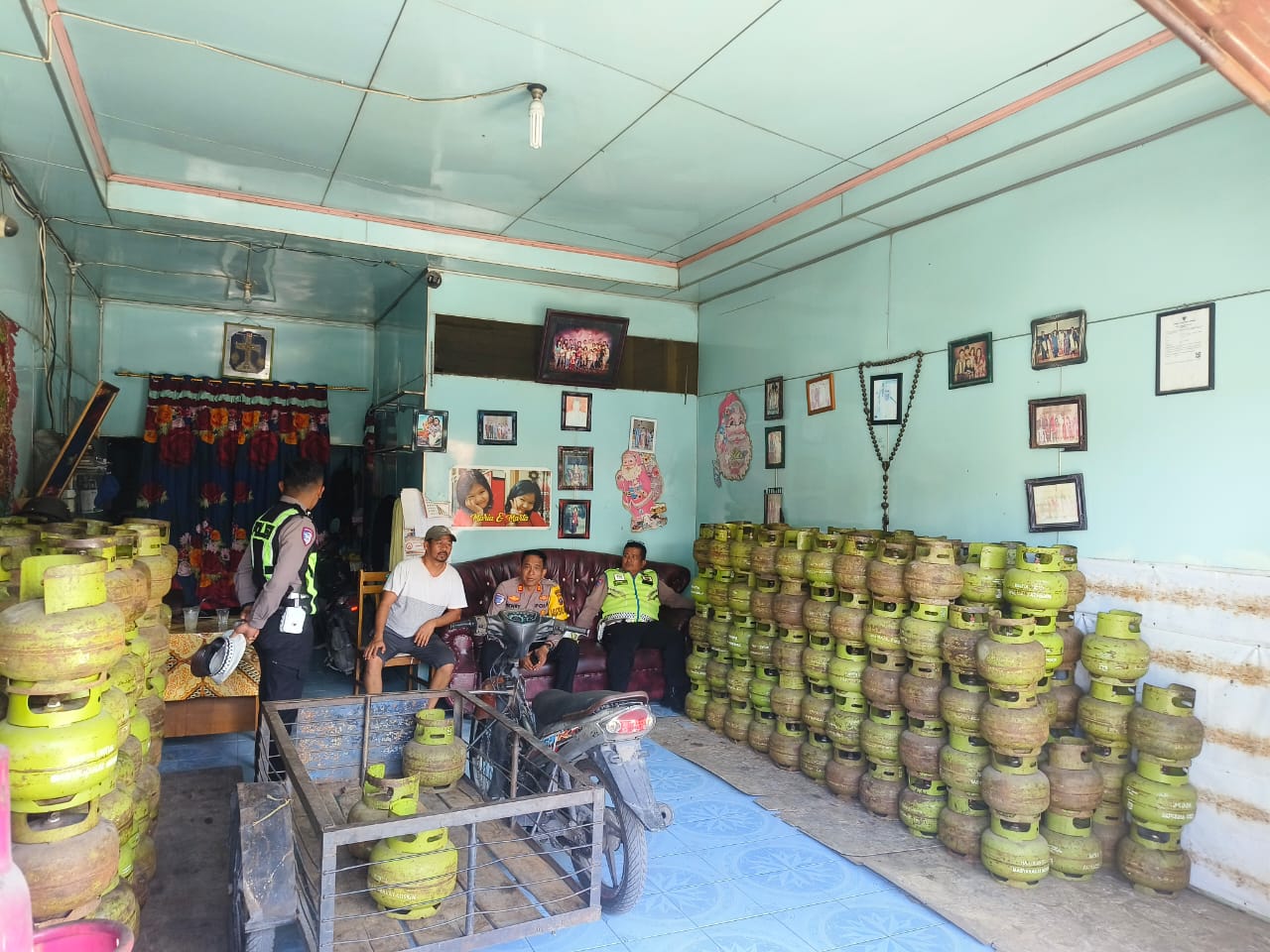 Sat Lantas Polres Dairi Gelar Sosialisasi Operasi Patuh Toba 2025 Kepada Pemilik Pangkalan Gas Dan Sopir Truk LPG
