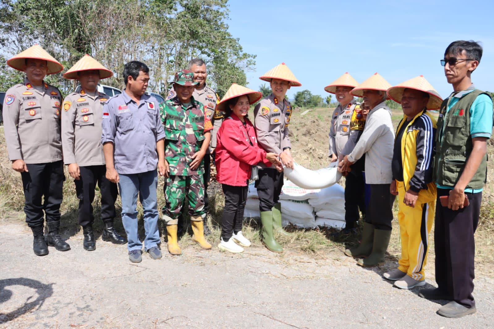 Dukung Ketahanan Pangan, Polres Dairi Bersama BUMDes Kalang Simbara Sejahtera Manfaatkan Lahan Produktif