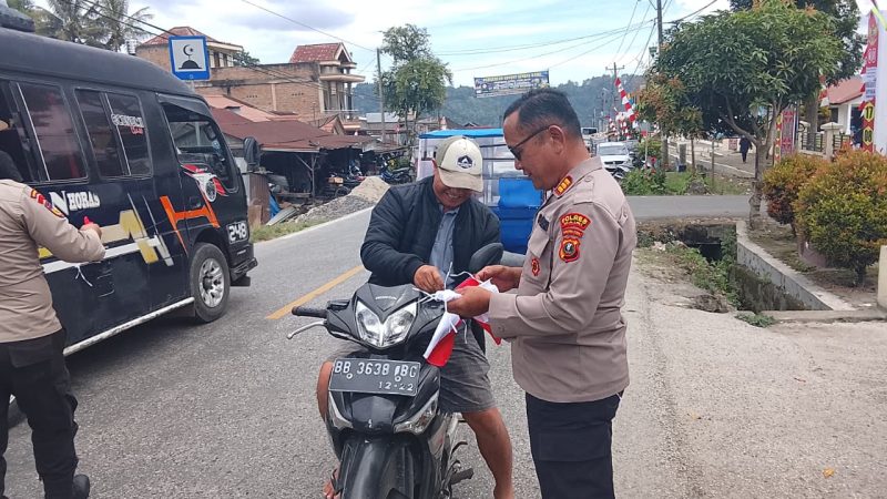 Polsek Sumbul Semarakkan Dirgahayu Republik Indonesia, dengan Aksi Bagi-Bagi Bendera Merah Putih kepada Pengendara