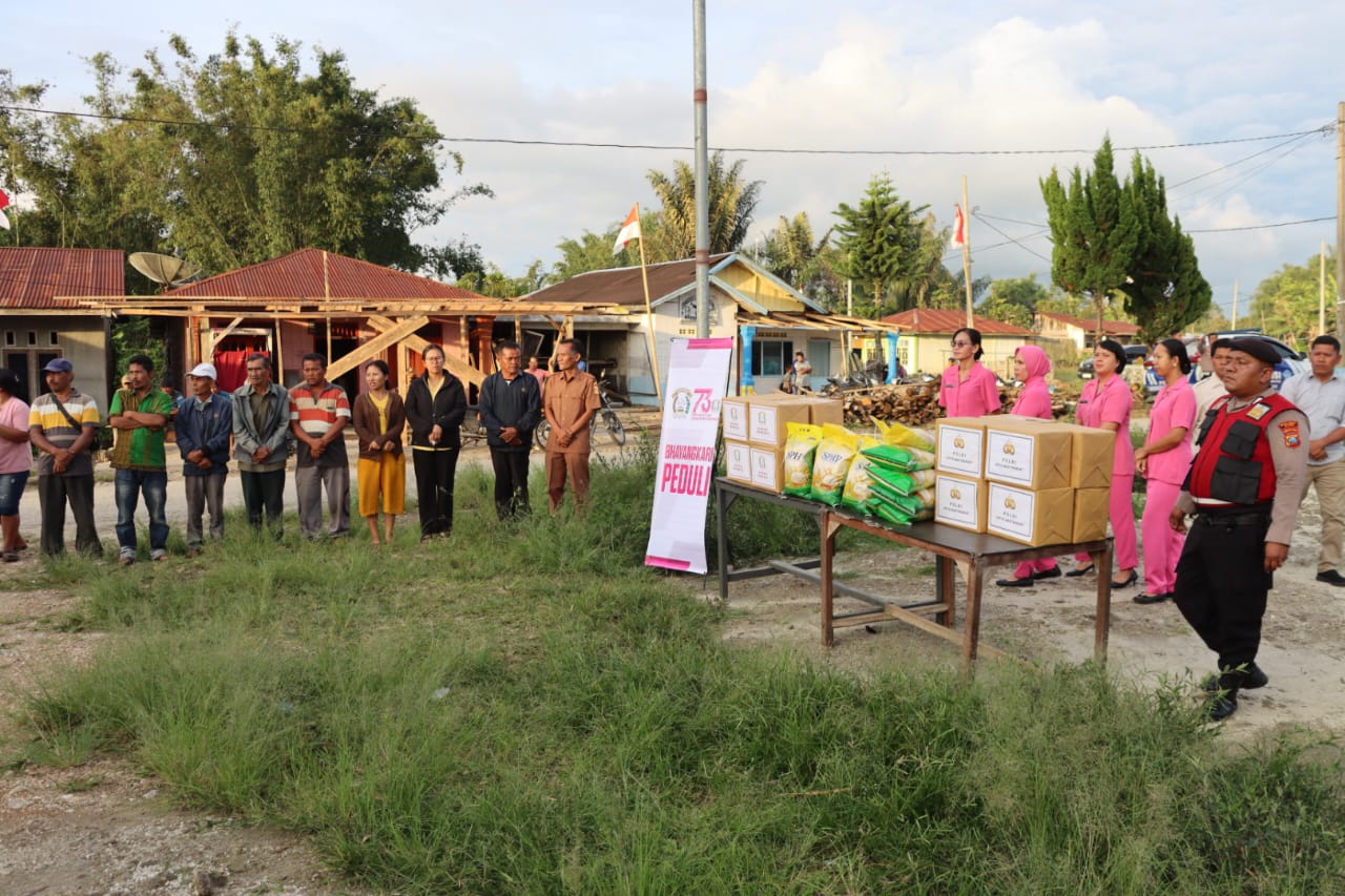 Polres Dairi Salurkan Bantuan Sembako Untuk Korban Angin Puting Beliung Di Desa Bintang Dan Desa Bintang Marsada
