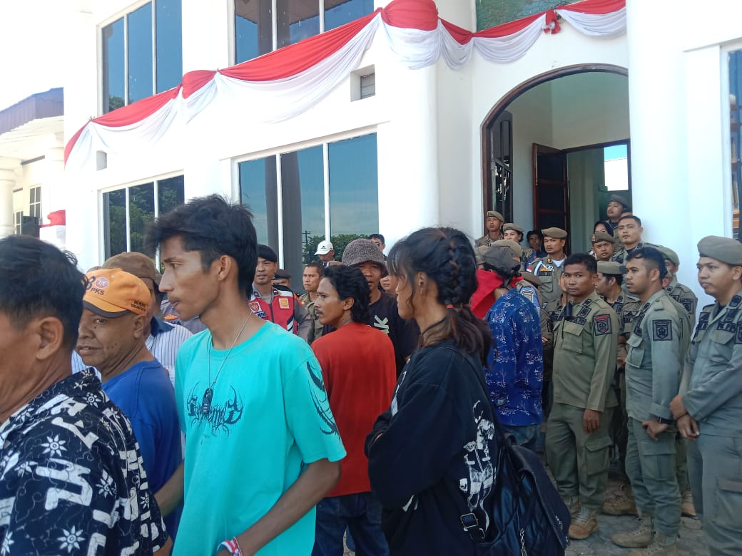 Akses Jalan Gang Setia Ditutup Yayasan Maetreyawira Kisaran, Warga Demo Bupati Asahan