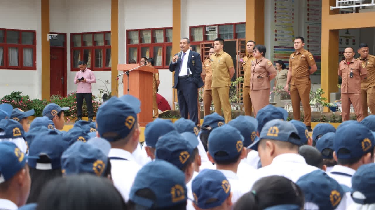 Bupati Dairi Jadi Pembina Upacara Di SMP Negeri 1 Sidikalang, Ingatkan Pentingnya Pendidikan Dan Karakter