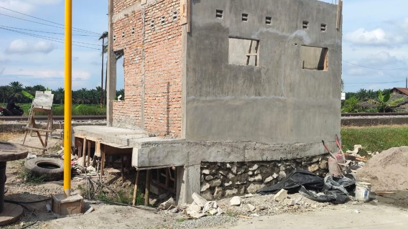 Diduga Pembangunan Pos Jaga Perlintasan Kereta Api Warung Gaplek Dikerjakan Tanpa Konsultan Pengawas Langgar Aturan