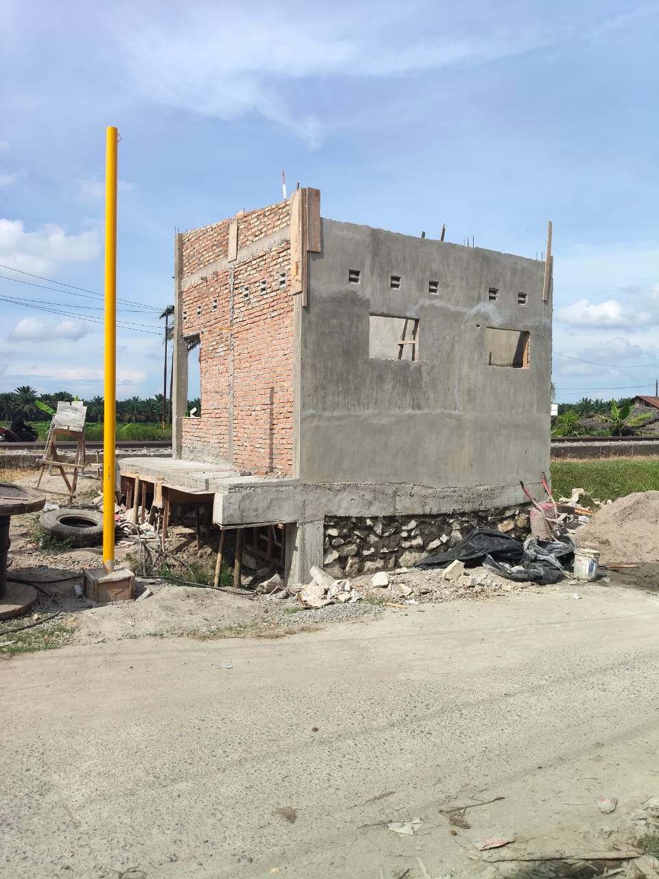 Diduga Pembangunan Pos Jaga Perlintasan Kereta Api Warung Gaplek Dikerjakan Tanpa Konsultan Pengawas Langgar Aturan