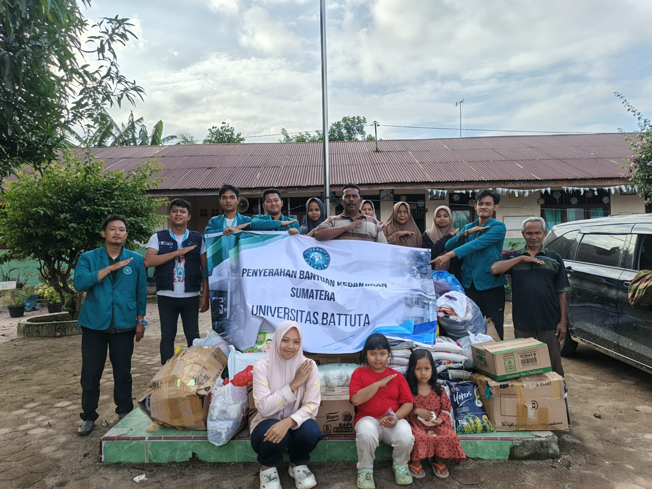 Bakti Sosial Universitas Battuta Bagi Warga  Terdampak Bencana Alam Di Sumatera Utara Dan Aceh