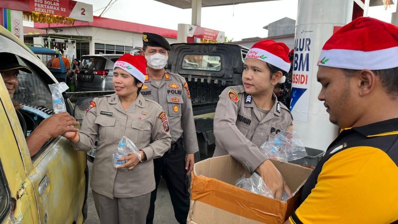 Bentuk kepedulian Polres Dairi, Bagikan Air Minum Kepada Pengendara yang Antri BBM di SPBU Sidikalang